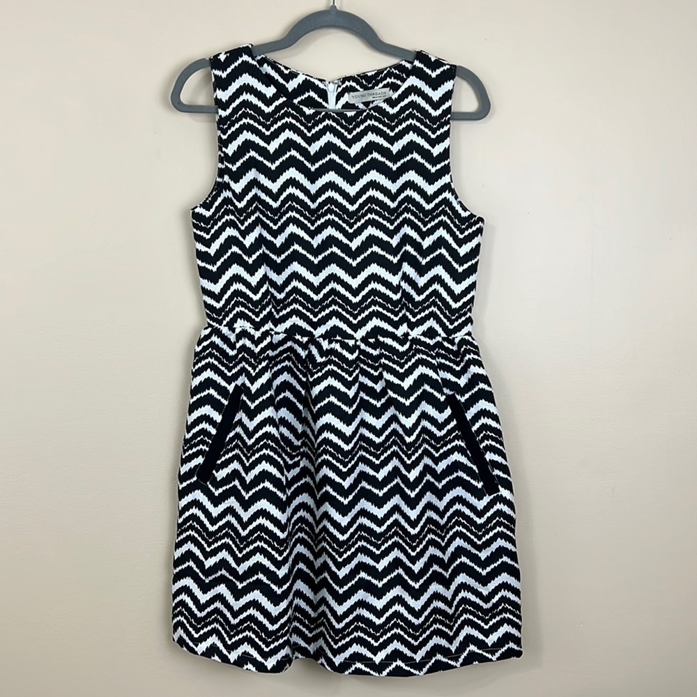 𝅺patterned black and white dress